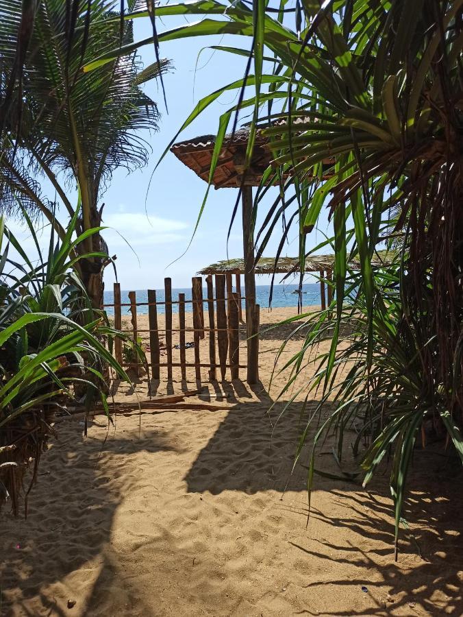 Ravana - Beach Cabanas Хикадува Екстериор снимка
